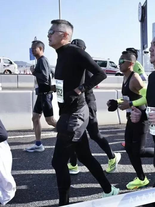 💥周润发跑港马都穿了什么？