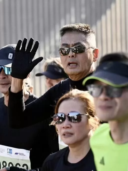 💥周润发跑港马都穿了什么？