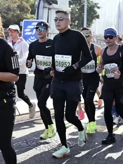 💥周润发跑港马都穿了什么？