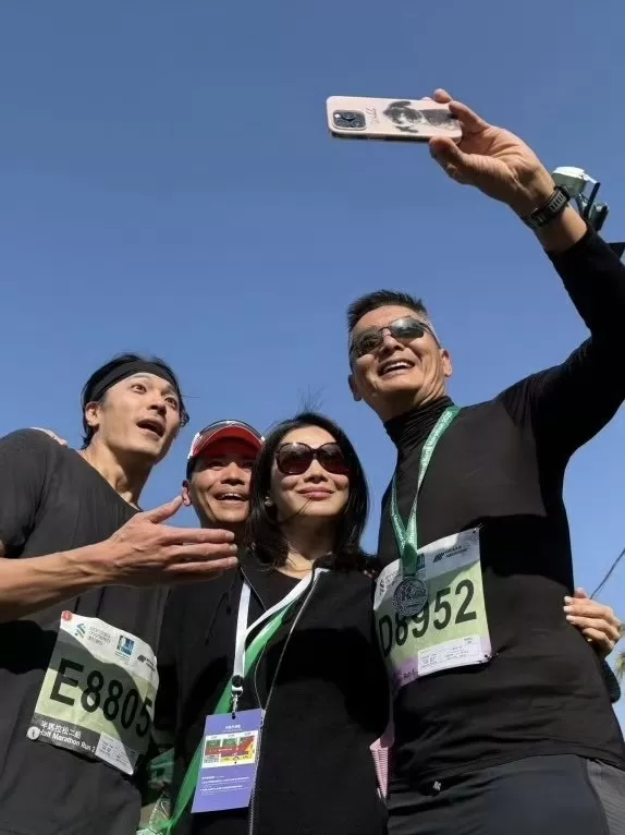 💥周润发跑港马都穿了什么？