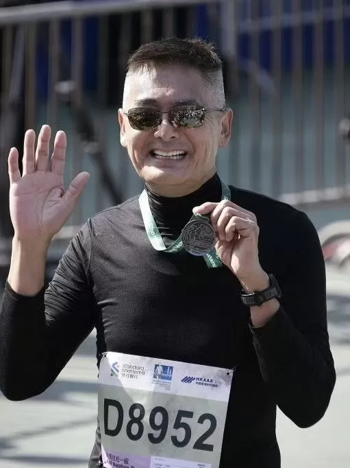 💥周润发跑港马都穿了什么？