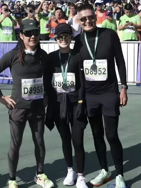 💥周润发跑港马都穿了什么？