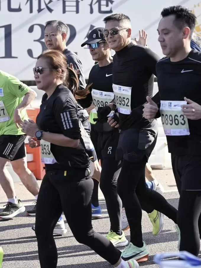 💥周润发跑港马都穿了什么？