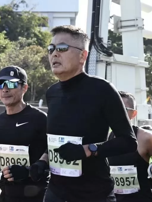 💥周润发跑港马都穿了什么？