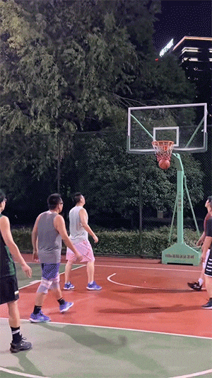 篮球美女GIF表情包：谁不爱篮球呢？尤其带球上篮那种！