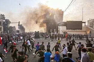 伊朗阿巴斯港爆炸已致 14 人死亡超 750 人受伤，具体情况如何？爆炸原因可能有哪些？🥈