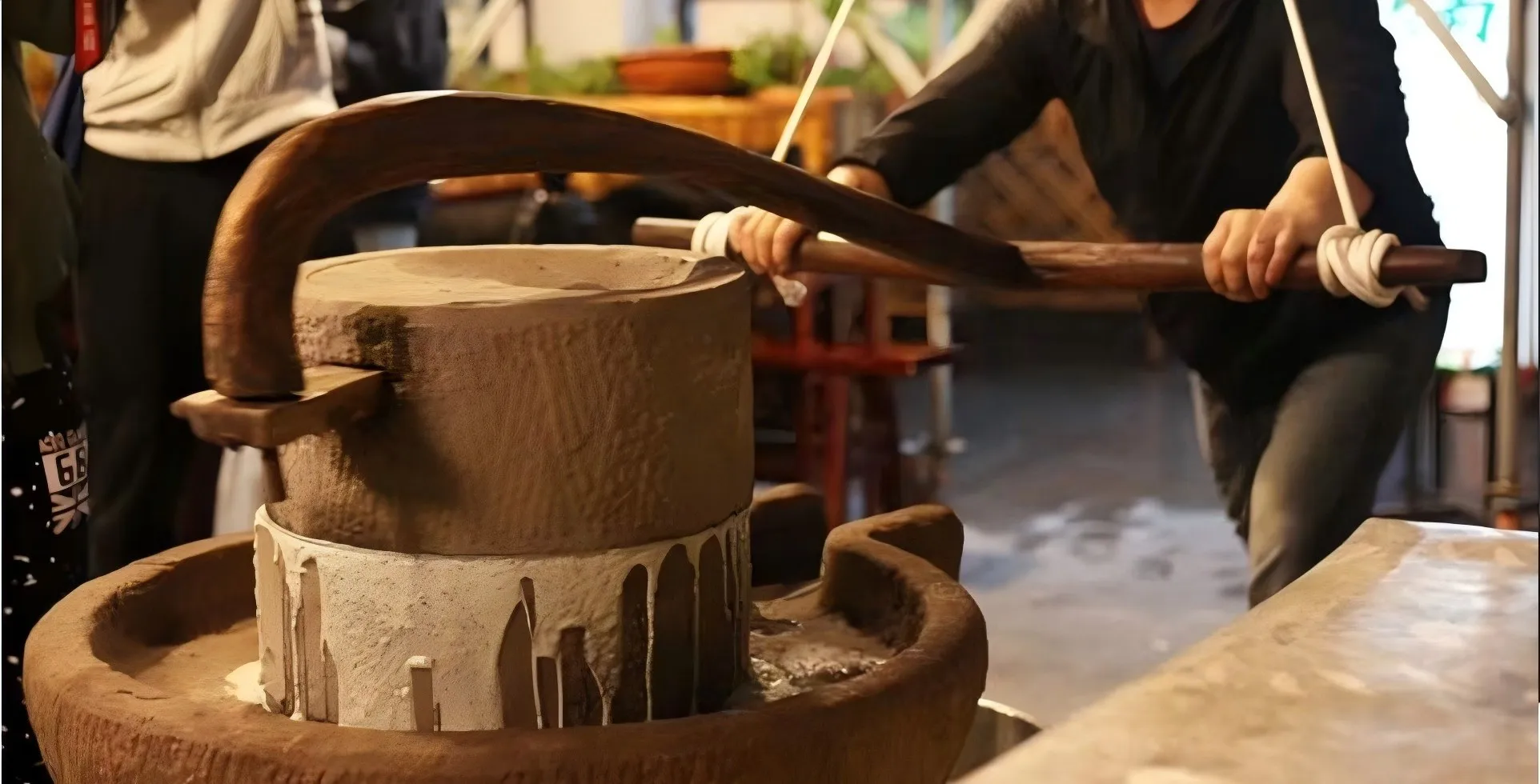 一碟肠粉的三十年:同庆里如何用“死磕工艺”守住西关味?