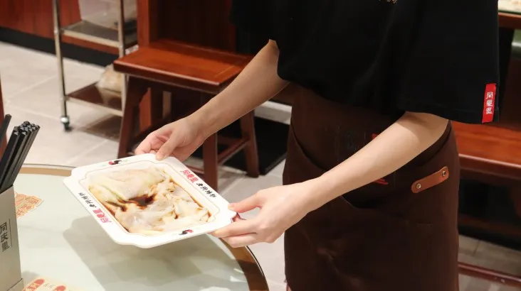 一碟肠粉的三十年:同庆里如何用“死磕工艺”守住西关味?