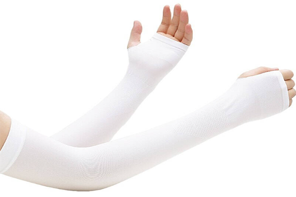 冰袖白色和黑色哪个防晒